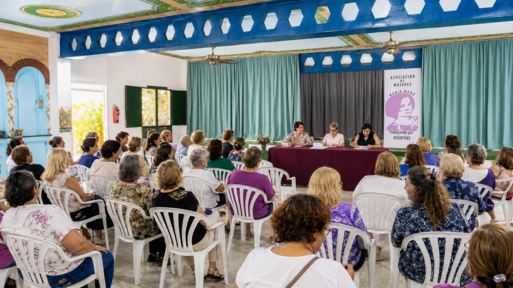 Asamblea de mujeres de la Asociación de Mujeres Pilar Miró en su espacio de encuentro.